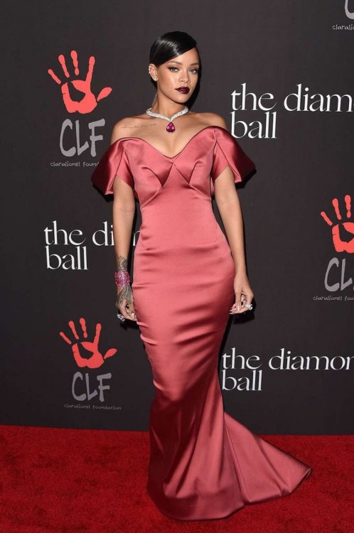 rihanna-life-in-pics-20141211_93-ac200fc18a9547d3812088047473fcd7.jpg